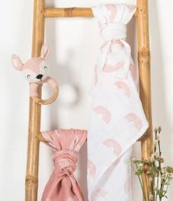 Jollein Bijtring Deer - Pale Pink -Babyproductenseries Winkel 1036x1200