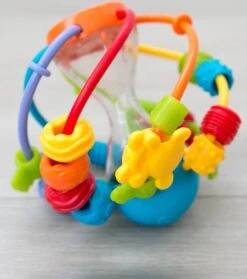 Playgro Speel En Leerbal - Grijp- En Bijtspeelgoed - Klikklak Geluiden - Spiegeltje - Kralen - Cilinder Met Rattelende Ballen -Babyproductenseries Winkel 1061x1200