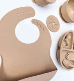 9 Delig Kinderservies Set- Khaki - Babyservies - Kinderbestek - Babybestek- Silliconen - Kinderserviesset Met Zuignap 5 9 Delig Kinderservies Set- Khaki - Babyservies - Kinderbestek - Babybestek- Silliconen - Kinderserviesset Met Zuignap -Babyproductenseries Winkel 1085x1200 1