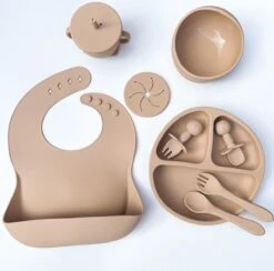 9 Delig Kinderservies Set- Khaki - Babyservies - Kinderbestek - Babybestek- Silliconen - Kinderserviesset Met Zuignap