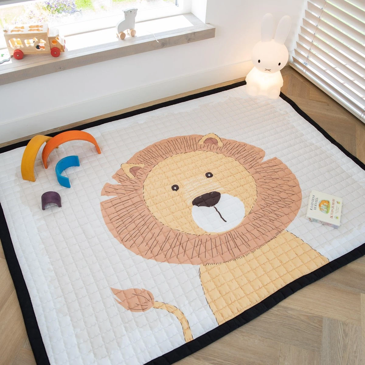 Love By Lily - Groot Speelkleed - Mr. Chairman Lion - 200x150cm 1 Love By Lily - Groot Speelkleed - Mr. Chairman Lion - 200x150cm