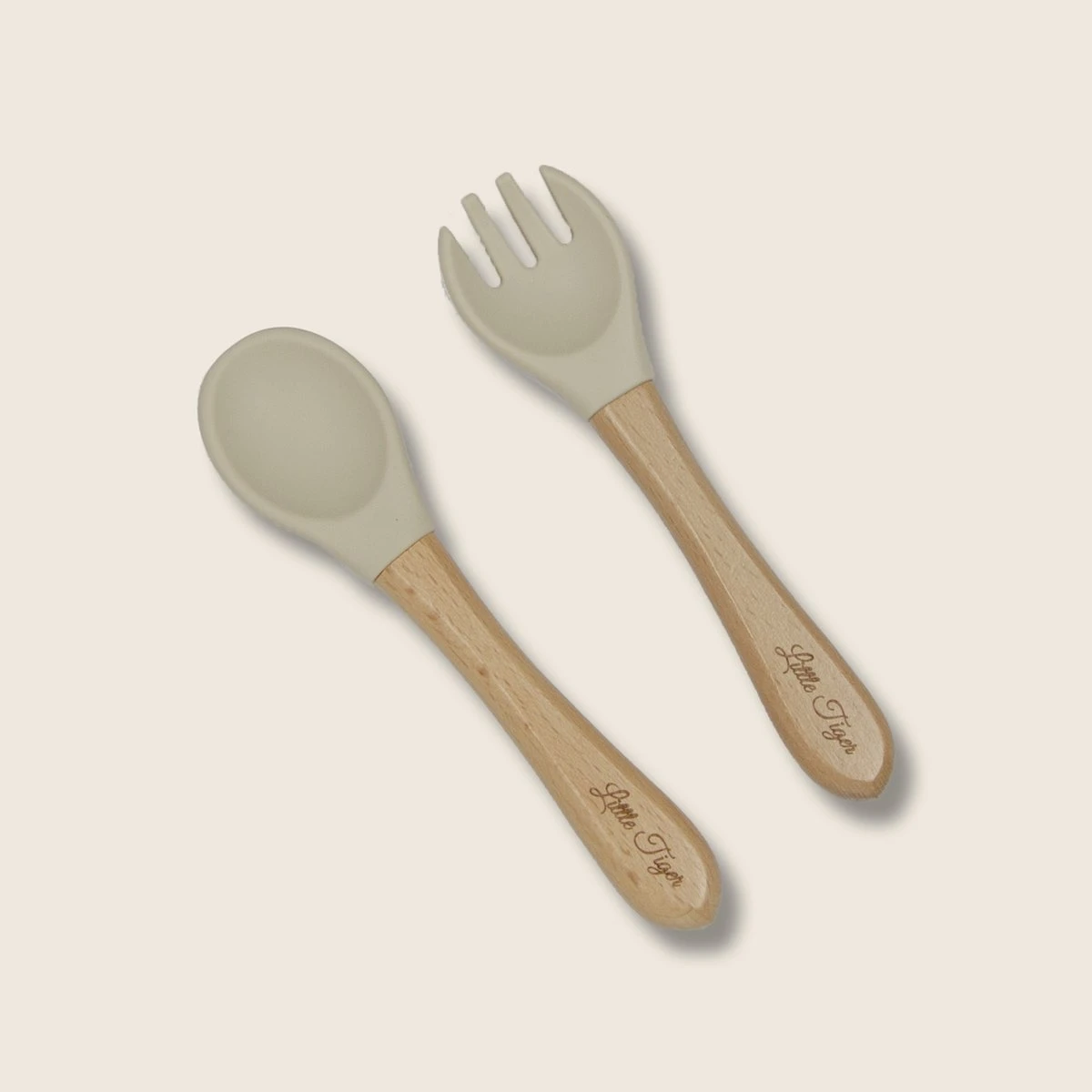 Little Tiger - Babyshower - Kraamcadeau - Kinderservies - Baby Servies - 4 Delig - Baby Bord - Baby Bestek - 100% BPA VRIJ - Kleur Zand 5 Little Tiger - Babyshower - Kraamcadeau - Kinderservies - Baby Servies - 4 Delig - Baby Bord - Baby Bestek - 100% BPA VRIJ - Kleur Zand - Afbeelding 5