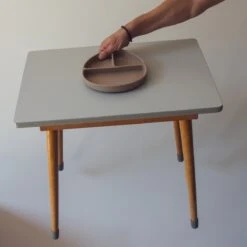 Kids Cultures | Baby Bord Met Zuignap Incl. Lepel | Kinderbord | Baby Bord | Kinderservies | Taupe -Babyproductenseries Winkel 1200x1200 380