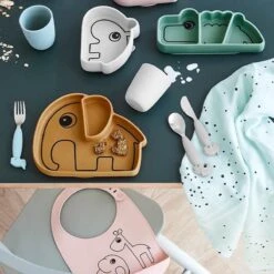 Done By Deer Stick & Stay Bord Mosterd 8 Done By Deer Stick & Stay Bord Mosterd -Babyproductenseries Winkel 1200x1200 445