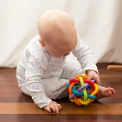 Playgro Buigbare Bendy Ball - Grijp- En Bijtspeelgoed - Incl Rammelaar - Activiteitenbal -Babyproductenseries Winkel 1200x1200 91