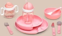Mepal Mio – Kinderbord – Mag In De Magnetron – Deep Pink - Licht In Gewicht- Handige Inkeping - Kan Tegen Een Stootje 11 Mepal Mio – Kinderbord – Mag In De Magnetron – Deep Pink - Licht In Gewicht- Handige Inkeping - Kan Tegen Een Stootje -Babyproductenseries Winkel 1200x699