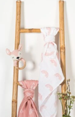 Jollein Bijtring Deer - Pale Pink -Babyproductenseries Winkel 763x1200