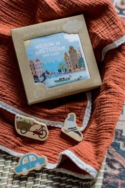 Zacht Babyboekje Amsterdam - 100% Katoen - Fairly Made - In Mooie Geschenkverpakking - Duurzaam En Origineel Kraamcadeau -Babyproductenseries Winkel 800x1200 23