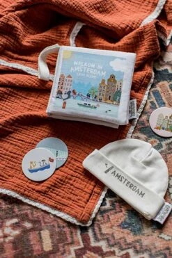 Zacht Babyboekje Amsterdam - 100% Katoen - Fairly Made - In Mooie Geschenkverpakking - Duurzaam En Origineel Kraamcadeau -Babyproductenseries Winkel 800x1200 24